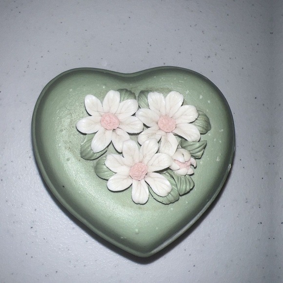 Vintage Heart Shaped Ceramic Floral Daisy Trinket Box Roses Mint Green 2” Resin - Picture 2 of 9